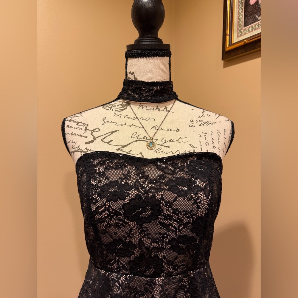 VENUS Lace Mini Dress - Picture 2 of 6